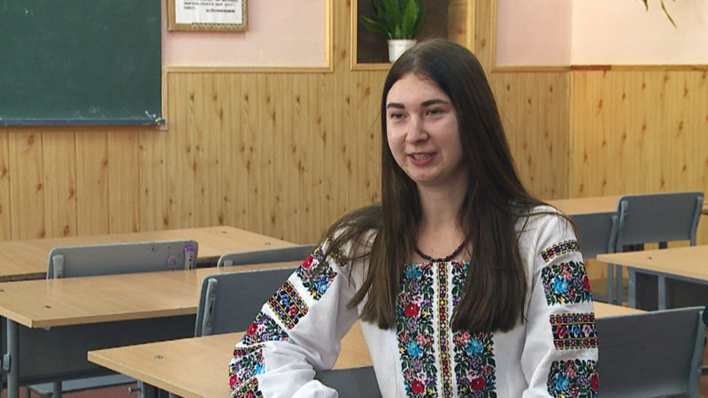 Школярка з Коломиї відмовилась від випускного, щоб допомогти хворому хлопцю (ВІДЕО)