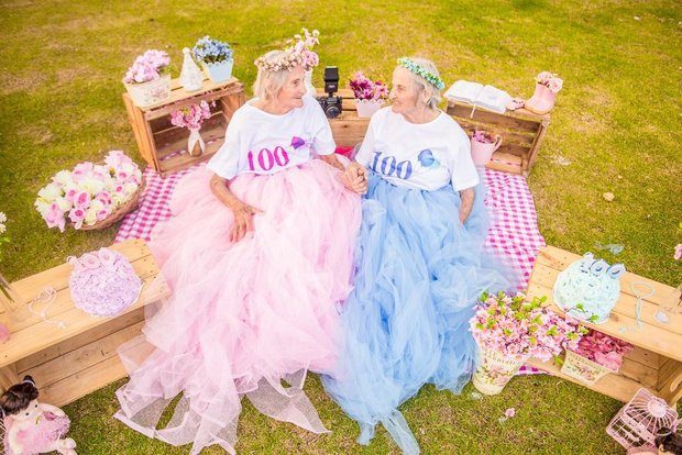 Солодкі 100: сестри-близнючки вразили мережу епатажною фотосесією до ювілею
