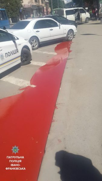 Патрульні склали протокол на водія, який розлив фарбу на дорогу (ФОТО)