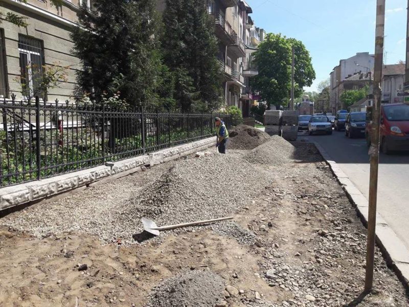Франківські комунальники ремонтують тротуари на Гаркуші (ФОТО)
