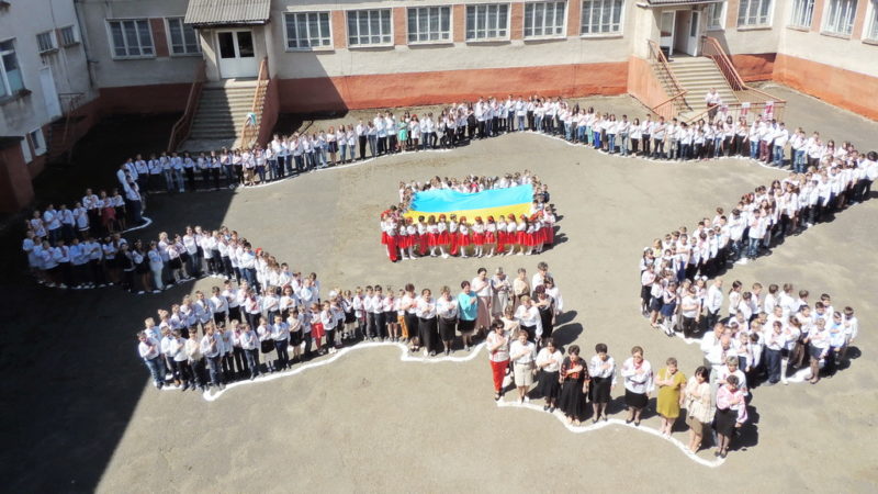 Півтисячі школярів Коломийщини зобразили карту України (ВІДЕО)