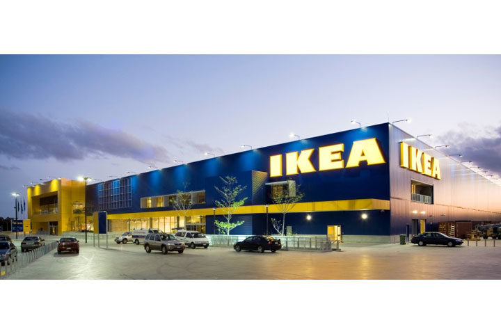 У Шотландії тисячі людей планували пограти у хованки у магазині IKEA. Поліції довелося провести рейд