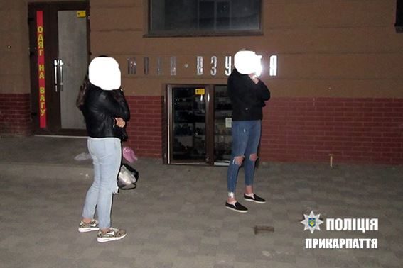 У Франківську дві дівчини намагалися вкрасти кросівки з вітрини магазину (ФОТО)