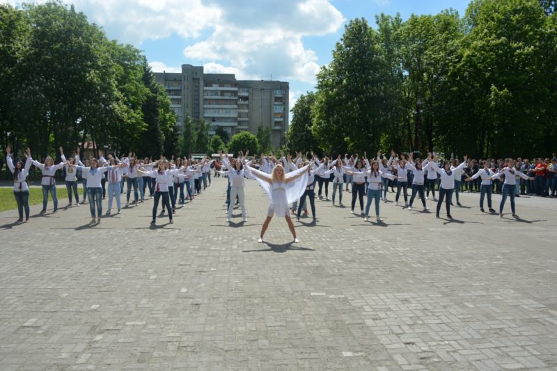 Студенти влаштували танцювальний флешмоб у вишиванках (ФОТО)