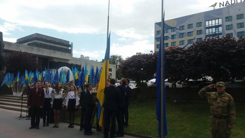 Прапор України та ЄС символічно здійняли під небом Франківська (ФОТО)