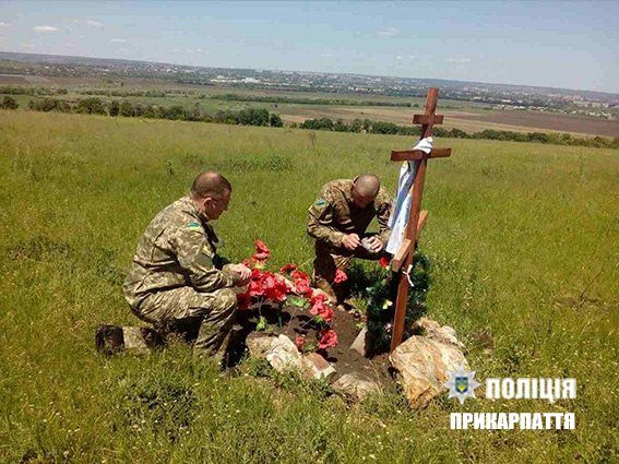 Щоб вшанувати пам’ять загиблих правоохоронців, прикарпатці побували на Донеччині (ФОТО)