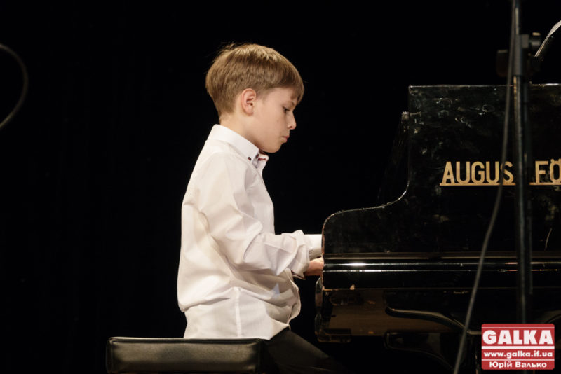 Юний композитор з родиною відіграв у Франківську благодійний концерт (ФОТО, ВІДЕО)