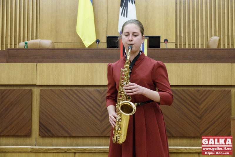 На сесії міськради дочка бійця родом із Криму заграла на саксофоні (ФОТО)