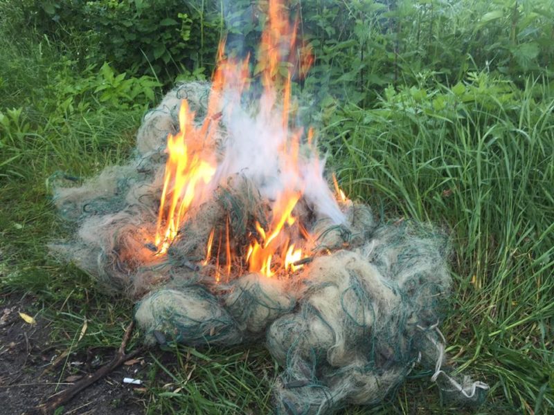 Активісти змусили прикарпатських браконьєрів спалити сітки (ФОТО)