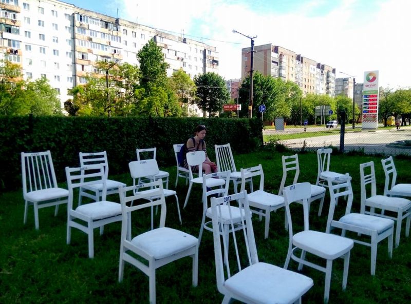 Молдавський художник розмістив у Франківську стільці, на яких треба думати про важливі роки в житті (ФОТО)