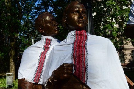 Пам’ятник Руській Трійці у Франківську вдягли у вишиванки (ФОТО)