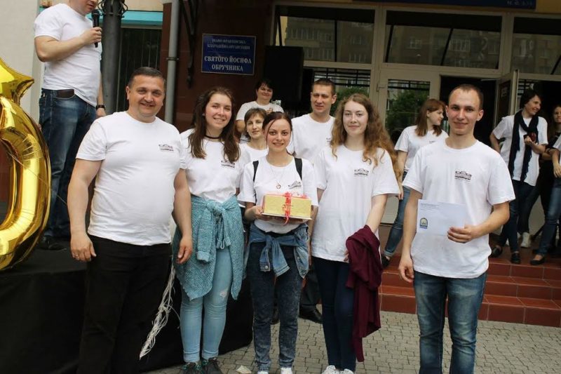 Франківські студенти віддали виграні гроші на лікування онкохворої дівчини (ФОТОФАКТ)