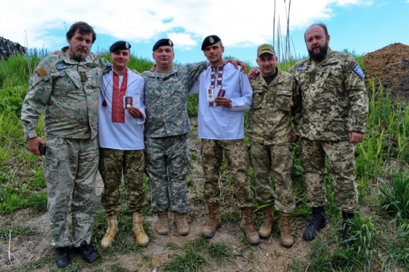 Українські морські піхотинці отримали у подарунок вишиванки з Калуша (ФОТО)