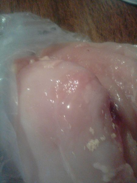 У коломийському супермаркеті жінка придбала м’ясо із «сюрпризом» (ФОТО)