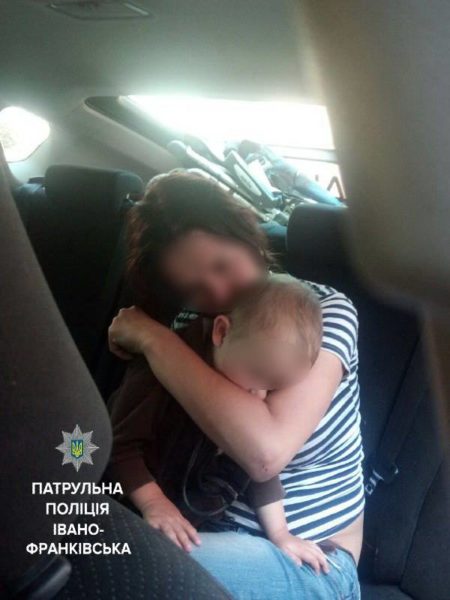 Франківські патрульні два дні поспіль бачили п’яну матір з малою дитиною: малюка забрали у лікарню (ФОТОФАКТ)