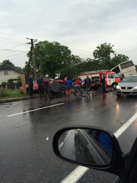 Масштабна аварія у Вістовій: розбилися пасажирський автобус, вантажівка та два легковики (ФОТО, ОНОВЛЕНО)