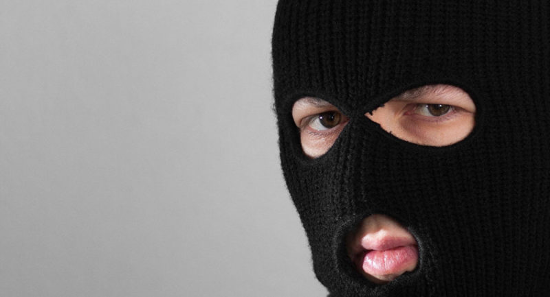 На Прикарпатті посеред дня грабіжники в масках напали на ювелірний магазин
