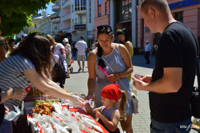 В середмісті Франківська проводять солодкий ярмарок, щоб врятувати життя молодій мамі (ФОТО)