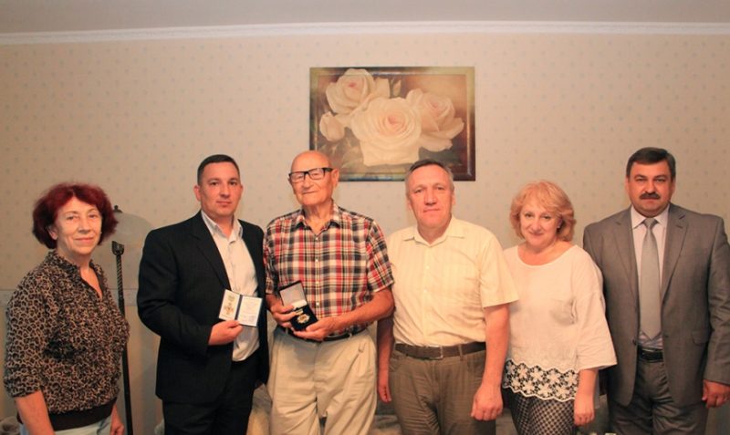 Медику-ветерану вручили медаль «За заслуги перед Прикарпаттям» (ФОТО)
