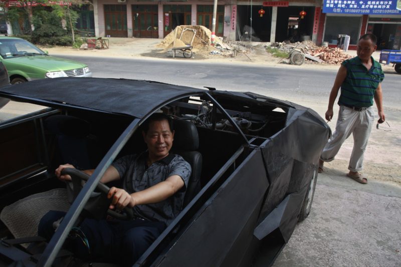Китаєць припаркувався прямо в магазині, щоб заощадити час (ВІДЕО)