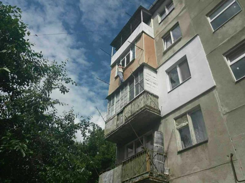 У Калуші рятували жінку, яка повисла з зовнішньої сторони балкону (ФОТО)