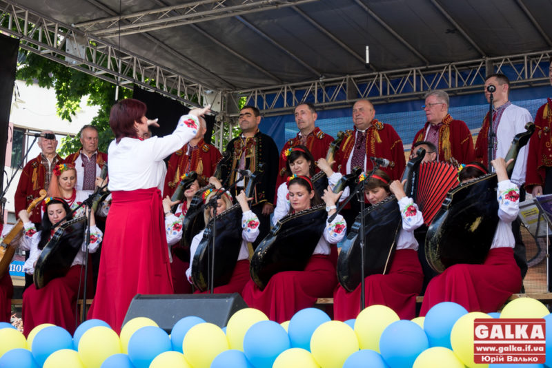У центрі Франківська народними піснями відзначають День Конституції України (ФОТО)