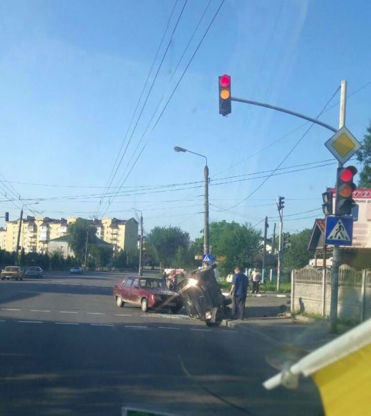 Поблизу Франківська внаслідок ДТП перекинулася автівка (ФОТОФАКТ)
