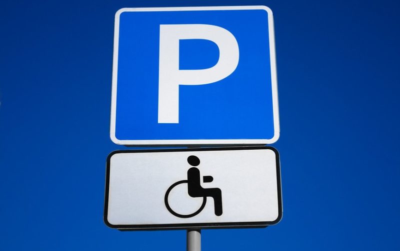 Депутат облради припаркувався на місці для людей із інвалідністю (ФОТОФАКТ)