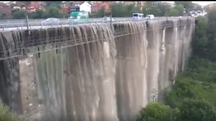 Міст у Кам’янці-Подільському від зливи перетворився на водоспад (ВІДЕО)