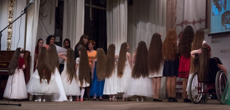 У Коломиї обрали дівчат із найдовшими косами (ФОТО)