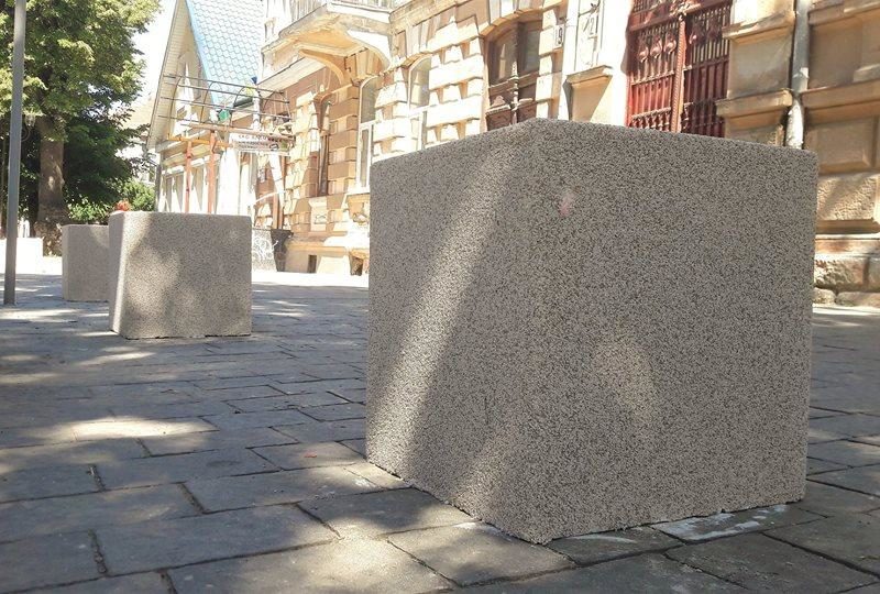 На вулиці Шевченка встановили антипаркувальні бетонні куби (ФОТО)