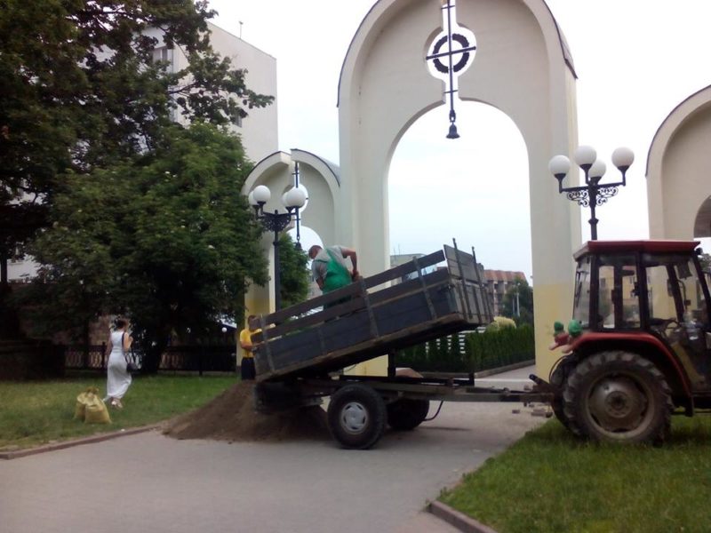 На вході до Меморіального скверу ремонтують тротуар (ФОТО)