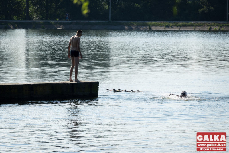 У міському озері підлітки вже відкрили купальний сезон – плавали у забороненому місці