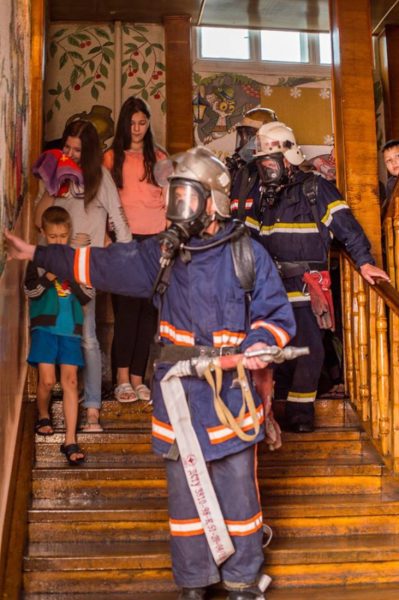 Прикарпатські рятувальники тренувалися гасити пожежу в дитячому санаторії