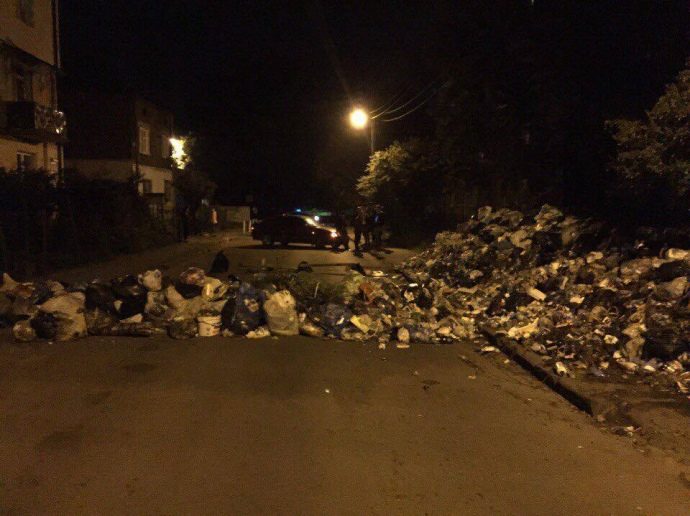 У Львові вночі будували сміттєві барикади (ФОТО)