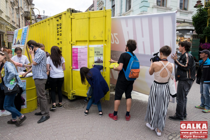 У центрі міста відкрили загадковий жовтий контейнер (ФОТО)
