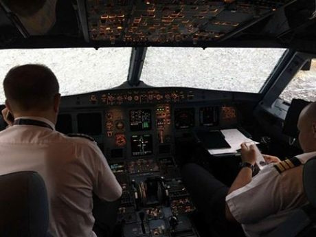 Український пілот посадив у Стамбулі літак попри розбиту градом кабіну