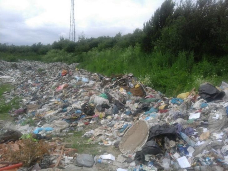 Подарунок від сусідів: сто тонн львівського сміття викинули на Прикарпатті (ФОТО)