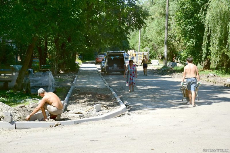 На Хоткевича капітально ремонтують тротуари (ФОТО)
