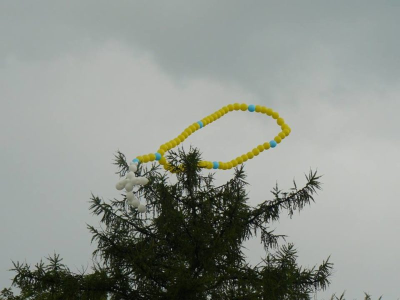 У Микуличині запустили у небо вервицю з повітряних кульок (ФОТО)