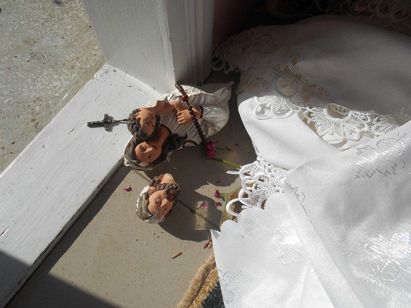 У приміському селі вандали понищили капличку (ФОТО)