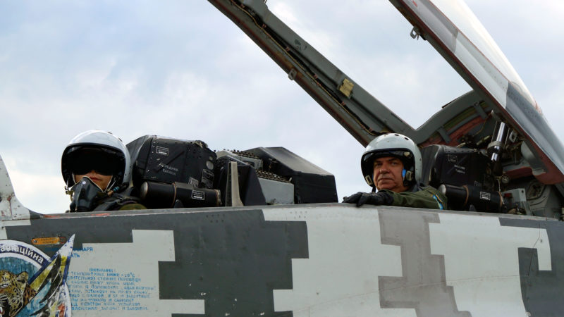 Командувач Повітряних Сил перевірив, як готують пілотів в Івано-Франківську та Коломиї (ФОТО)