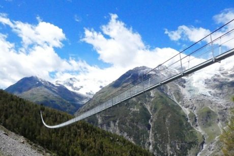 У Швейцарії відкрили найдовший у світі підвісний пішохідний міст