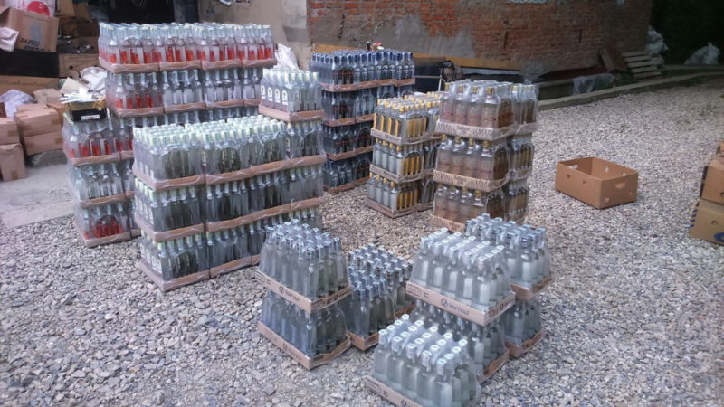 2 тисячі пляшок горілки та 400 літрів спирту: на Прикарпатті “накрили” підпільний алкоцех (ФОТО)