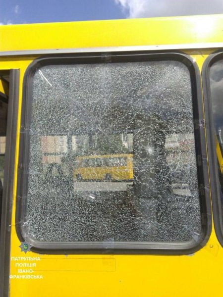 Патрульні затримали хуліганів, які розбили каменем вікно маршрутки (ФОТО)