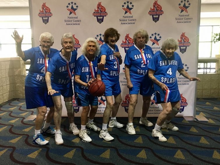 Це аж надто весело. У США баскетбольна команда складається з жінок, старших за 80 років