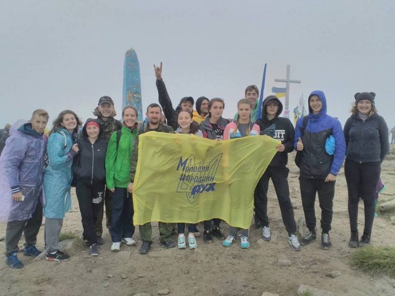 Всеукраїнська патріотична акція молоді завершилась сходженням на Говерлу (ФОТО)