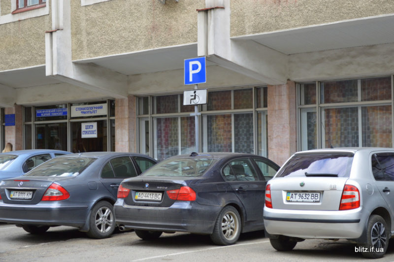 Патрульні та журналісти дивилися, хто у Франківську паркується на місцях для інвалідів