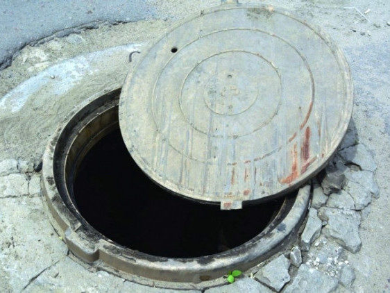 В каналізаційному колодязі на Пулюя знайшли тіло людини