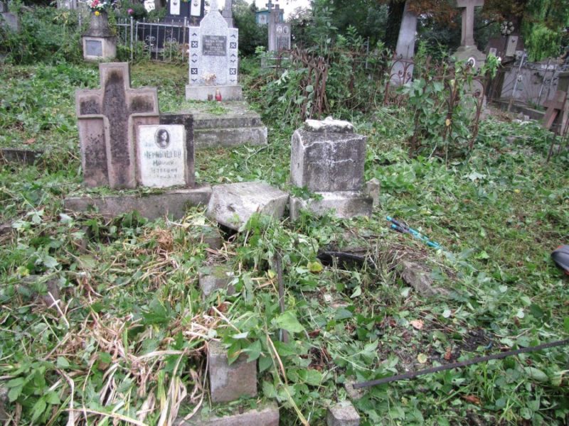 На старому цвинтарі у Калуші відновили поховання молодої полячки (ФОТО)